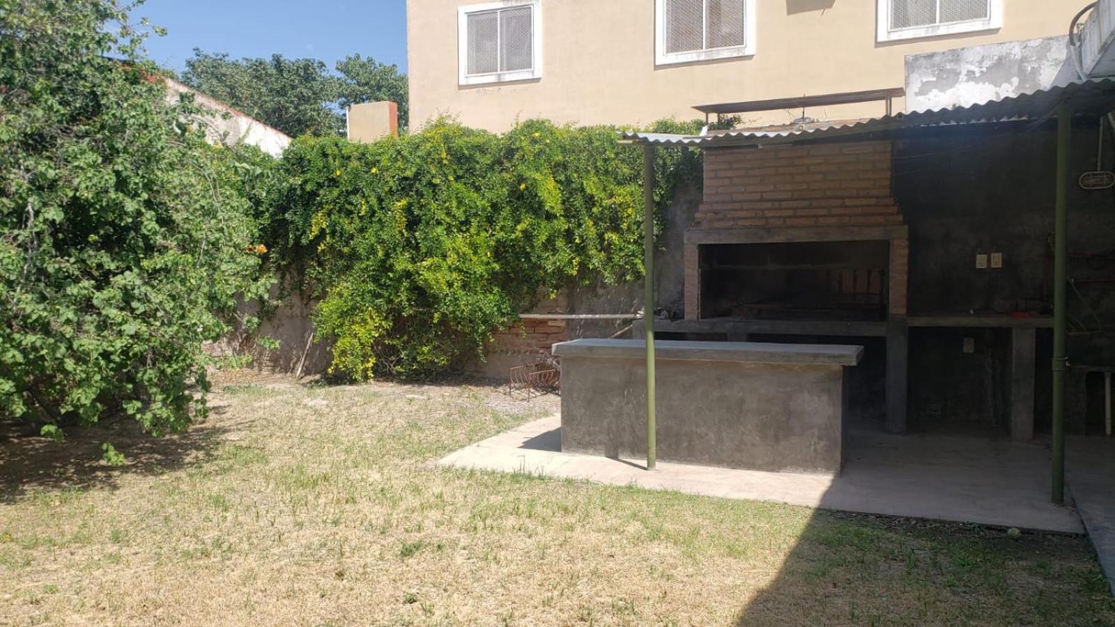 Casa Con Garaje Sobre Avenida *